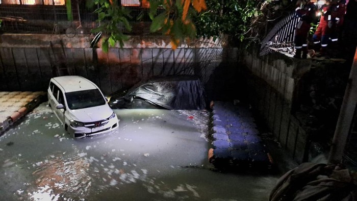 Dua unit mobil tercebur ke saluran irigasi di Palmerah, Jakarta Barat.