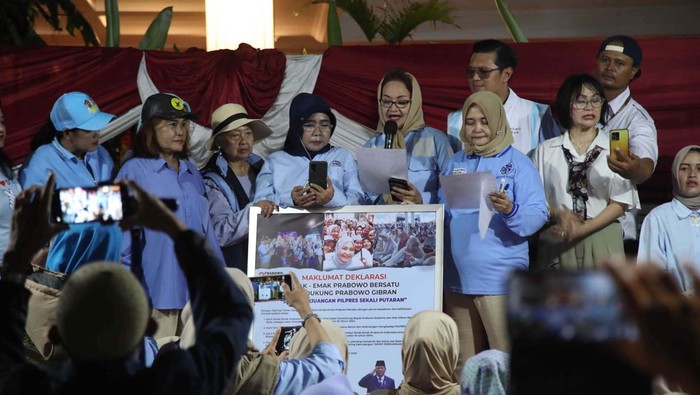 Emak-emak Prabowo Bersatu Deklarasikan Dukungan Sejumlah emak-emak mendatangi kediaman Prabowo di Kertanegara, Jakarta Selatan, Senin (22/1/2024) malam. Mereka mendeklarasikan dukungan untuk Prabowo.