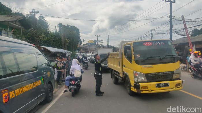 Evakuasi kecelakaan beruntun di Puncak telah selesai, arus lalu lintas kini dibuka kembali.