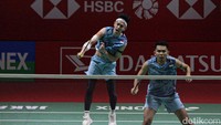 Lee/Yang sempat menipiskan ketinggalan 11-12. Fajar/Rian membalas dengan empat poin berturut-turut lagi guna membuka keunggulan lima poin 16-11. 