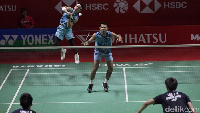 Fajar/Rian menghadapi Lee Jhe-huei/Yang Po-hsuan di lapangan 1 Istora Senayan pada Selasa (23/1/2024). Fajar/Rian hanya butuh setengah jam untuk menang dengan skor 21-16, 21-14.