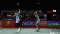 Fajar/Rian meneruskan momentumnya. Smes bertubi-tubi melahirkan match point dalam kedudukan 20-14. Sebelum smes Rian mengakhiri perlawanan Lee/Yang 21-14. 