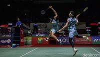 Fajar/Rian tertinggal dulu di poin-poin awal. Setelah menyamakan skor dalam kedudukan 4-4, kedua pasangan bermain cukup ketat. Fajar/Rian unggul tipis 11-9 di interval. 