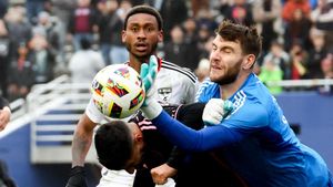 Foto: Aksi Maarten Paes Mentahkan Serangan Lionel Messi Cs