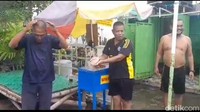 Lokasi terjadinya fenonema hujan lokal ini berada sekita toilet atau tempat bilas yang disediakan pengelola wisata Kumkum.