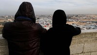 Dua warga melihat kamp pengungsian Rafah. 