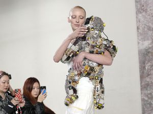 Fashion Surealisme Berpadu Teknologi, Model Schiaparelli Gendong Bayi Robot