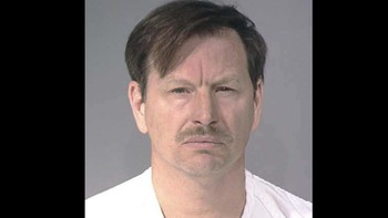 Tahun 1980-an dan 1990-an, polisi kesulitan menangkap pembunuh dengan korban PSK dan remaja di Washington. Ia mencekik korban saat berhubungan seks dan membuang mayatnya di daerah terpencil dekat sungai. Polisi mencurigai pelukis bernama Gary Ridgway, namun tak dapat mengajukan kasus sampai kemajuan DNA memungkinkan mereka menghubungkannya dengan beberapa korban pada tahun 2001. Untuk menghindari hukuman mati, Ridgway mengaku melakukan 48 pembunuhan dan menerima beberapa hukuman seumur hidup. Tahun 2011, mayat ke-49 ditemukan dan dikaitkan dengannya, yang menerima hukuman seumur hidup lagi. Sejak itu, Ridgway mengakui banyak pembunuhan tambahan. Foto: Wikipedia