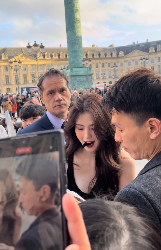 Salah satu fotonya kini viral di media sosial. Han So Hee dinilai begitu memesona saat menggigit tutup pena sambil memberikan tanda tangan. Foto: dok. Twitter @hansoheeglobal