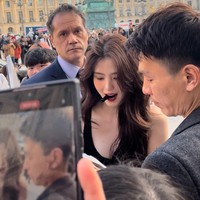 Salah satu fotonya kini viral di media sosial. Han So Hee dinilai begitu memesona saat menggigit tutup pena sambil memberikan tanda tangan. Foto: dok. Twitter @hansoheeglobal