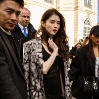 Bintang drama Korea Gyeongseong Creature itu tampil seksi mengenakan gaun transparan berwarna hitam, yang dipadukan dengan coat dan heels koleksi Dior. Foto: dok. Twitter @hansoheeglobal