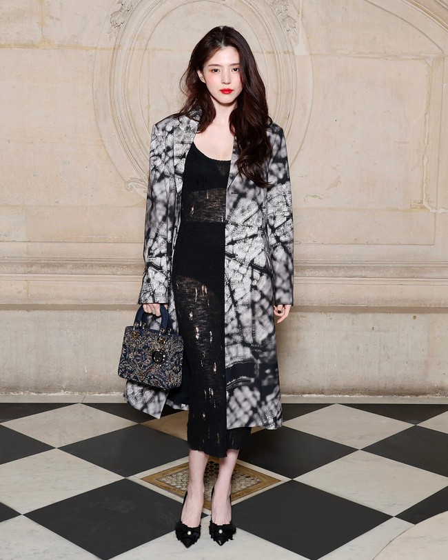 Aktris Korea Han So Hee tengah berada di Paris untuk menghadiri Dior Spring/Summer 2024 Haute Couture Collection show pada Senin (22/1/2024) waktu setempat. Foto: dok. Twitter @hansoheeglobal