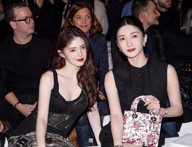 Selama acara berlangsung, Han So Hee duduk di front row bersama deretan aktris Ali Wong, Elizabeth Debicki, dan Anya Taylor Joy. Muse Dior Beauty itu juga tampak akrab saat berbincang dengan Jiang Shuying. Foto: dok. Twitter @hansoheeglobal