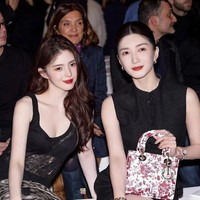 Selama acara berlangsung, Han So Hee duduk di front row bersama deretan aktris Ali Wong, Elizabeth Debicki, dan Anya Taylor Joy. Muse Dior Beauty itu juga tampak akrab saat berbincang dengan Jiang Shuying. Foto: dok. Twitter @hansoheeglobal