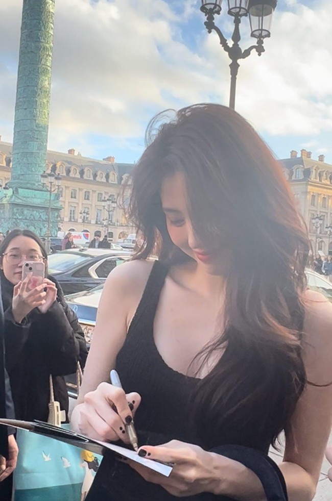 Saat tiba di venue, Han So Hee disambut kerumunan penggemar yang menunggu kedatangannya. Dia pun menyempatkan waktu untuk memberikan tanda tangan. Foto: dok. Twitter @hansoheeglobal