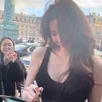 Saat tiba di venue, Han So Hee disambut kerumunan penggemar yang menunggu kedatangannya. Dia pun menyempatkan waktu untuk memberikan tanda tangan. Foto: dok. Twitter @hansoheeglobal