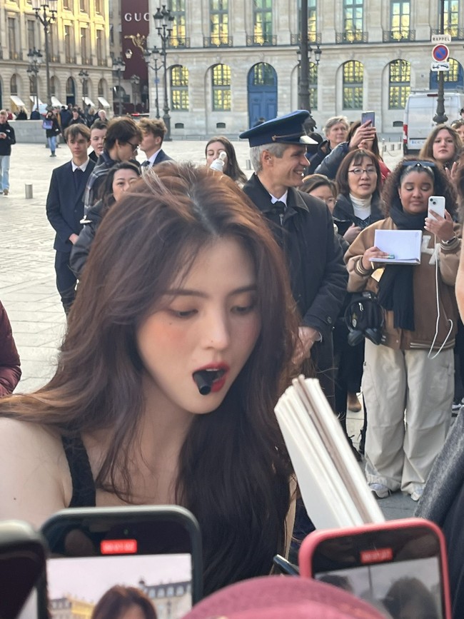 “HAN SOHEE LU GAK CAPEK KAH CANTIK TERUS TIAP HARI??? 😭😭😭😭😭 CUMA DIAMBIL MAKE KAMERA HP,” “GIGIT TUTUP PENA AJA BUSA SEATTRACTIVE ITUUU?!?!! 😭😭😭” “diambil dari angle mana aja tetep aesthetic cantikk buangett kamu mbaakk😫😭😭😭” komentar sejumlah netizen di Twitter. Foto: dok. Twitter @hansoheeglobal