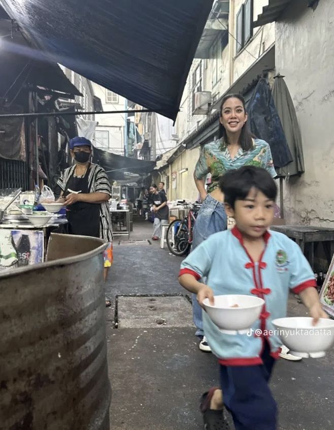 Bersemangat!  Anak Laki-Laki Membawakan Makanan ke 'Photobomb' Influencer Ini