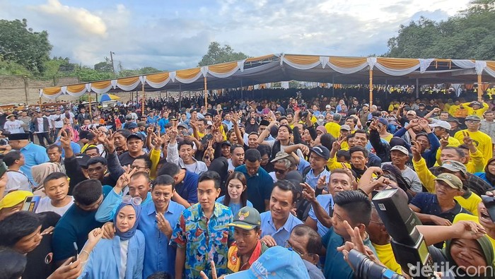 Cawapres nomor urut 02 Gibran Rakabuming Raka saat berada di Kecamatan Ngadirojo Wonogiri.