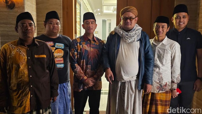 Gibran Rakabuming Raka berziarah ke makam Mustasyar Pengurus Besar Nahdlatul Ulama (PBNU) KH Dimyati Rois di Jateng (Firda/detikcom).