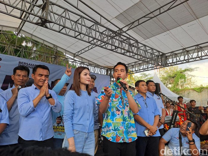 Cawapres nomor urut 02 Gibran Rakabuming Raka saat berada di Kecamatan Ngadirojo Wonogiri.
