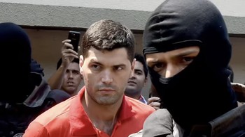 Gomes da Rocha, warga Brasil penjaga keamanan, mengaku membunuh sedikitnya 39 orang antara 2011 dan 2014. Dia dilecehkan oleh tetangganya saat umur 11 tahun dan diintimidasi di sekolah. Tapi tak ada yang benar-benar menjelaskan mengapa ia mulai melakukan aksinya di awal usia 20-an. Gomes memburu sebagian besar gadis dan wanita berambut panjang berusia antara 13 dan 29 tahun. Dia mengendarai sepeda motor ke arah mereka dan menembak mereka. Dia akhirnya tertangkap ketika polisi memasang penghalang jalan dan mencegatnya. Foto: Listverse