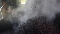 Untuk kualitas bubuk halus sebelumnya Rp 85 ribu menjadi Rp 100 ribu per kg, bubuk kasar Rp 75 ribu menjadi Rp 90 ribu per kg, dan bubuk kopi saring Rp 70 ribu menjadi Rp 85 per kg. Kenaikan disebabkan oleh tingginya harga bahan baku biji kopi robusta yang mencapai Rp 55 ribu hingga Rp 65 per kg.