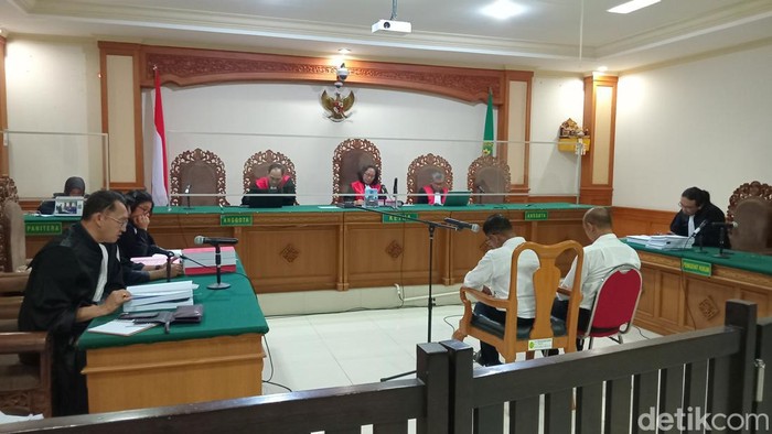 I Ketut Budiartawan dan I Made Yusnantara saat menjalani sidang di PN Tipikor Denpasar, Selasa (23/1/2024).