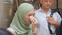 Inara Rusli menangis di Polda Metro Jaya setelah menjalani pemeriksaan sebagai terlapor. Foto: Ahsan Nurrijal/detikcom