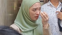 Tangis Inara Rusli juga untuk kekecewaannya terhadap Virgoun yang memberikan nafkah jauh lebih sedikit dari yang telah disepakati. Foto: Ahsan Nurrijal/detikcom