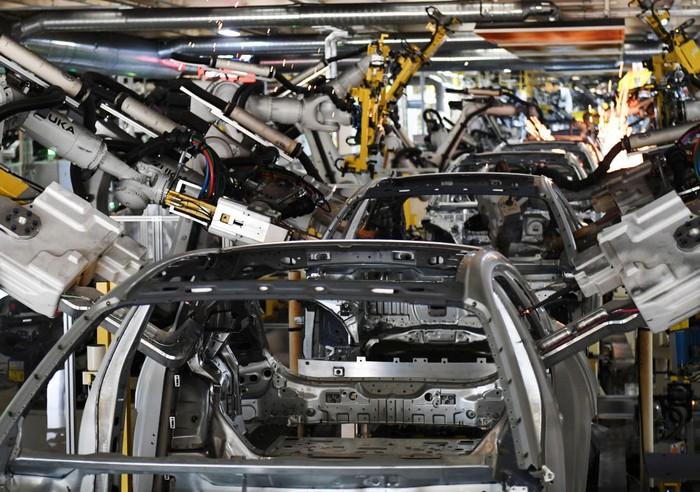 China sedang gencar mengembangkan mobil listrik. Bahkan dalam perakitannya menggunakan robot canggih. Yuk lihat proses perakitannya.