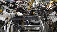 Perakitan mobil listrik di pabrik itu sudah menggunakan robot canggih.