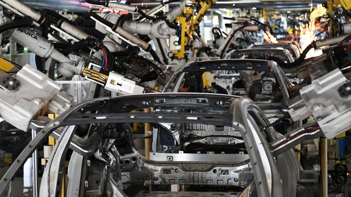 China sedang gencar mengembangkan mobil listrik. Bahkan dalam perakitannya menggunakan robot canggih. Yuk lihat proses perakitannya.