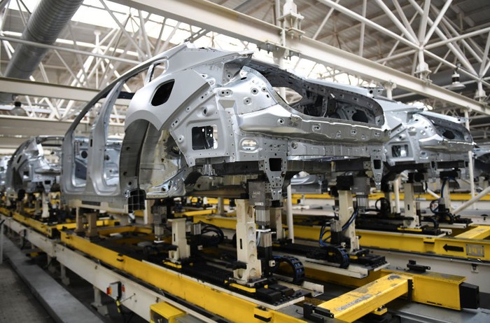 China sedang gencar mengembangkan mobil listrik. Bahkan dalam perakitannya menggunakan robot canggih. Yuk lihat proses perakitannya.