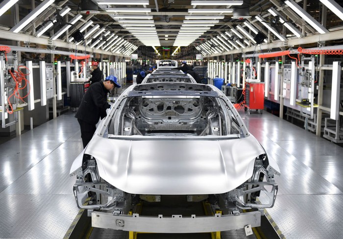 China sedang gencar mengembangkan mobil listrik. Bahkan dalam perakitannya menggunakan robot canggih. Yuk lihat proses perakitannya.