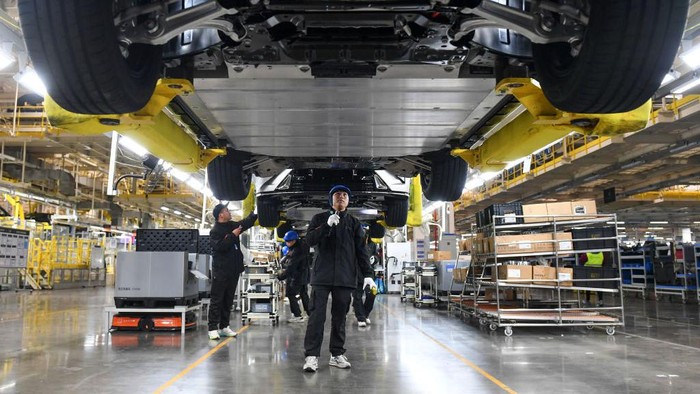China sedang gencar mengembangkan mobil listrik. Bahkan dalam perakitannya menggunakan robot canggih. Yuk lihat proses perakitannya.