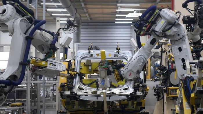 China sedang gencar mengembangkan mobil listrik. Bahkan dalam perakitannya menggunakan robot canggih. Yuk lihat proses perakitannya.