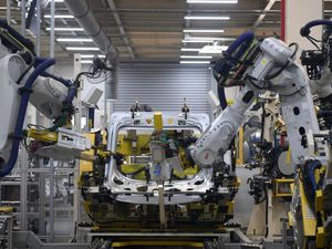 Populasi Turun, Pabrik China Beralih ke Pekerja Robot