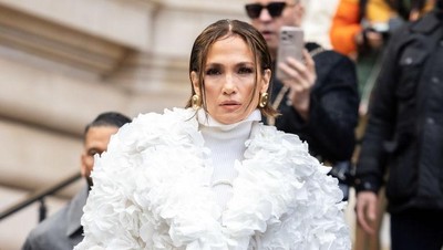 Foto Gaya Unik Jennifer Lopez Pakai Jaket Terbuat dari 7.000 Bunga Mawar Asli