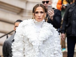 Foto Gaya Unik Jennifer Lopez Pakai Jaket Terbuat dari 7.000 Bunga Mawar Asli