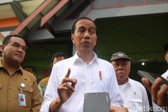 Jokowi memberikan keterangan usai acara penyerahan bantuan Program Indonesia Pintar (PIP) tahun 2024 oleh Presiden Republik Indonesia di Gor Mustika Blora, Selasa (23/1/2024).