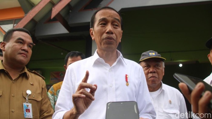 Jokowi memberikan keterangan usai acara penyerahan bantuan Program Indonesia Pintar (PIP) tahun 2024 oleh Presiden Republik Indonesia di Gor Mustika Blora, Selasa (23/1/2024).
