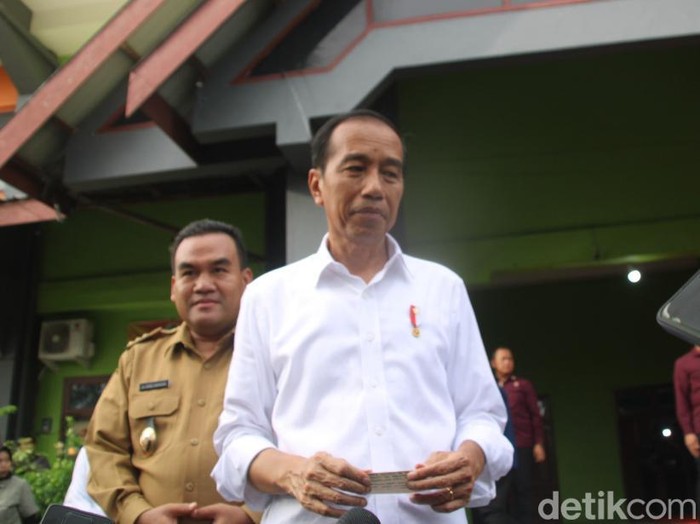 Jokowi memberikan keterangan usai acara penyerahan bantuan Program Indonesia Pintar (PIP) tahun 2024 oleh Presiden Republik Indonesia di Gor Mustika Blora, Selasa (23/1/2024).
