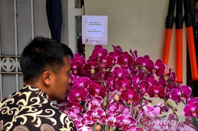 Jokowi Kirim Anggrek Bulan Ungu, Lily hingga Baby Breath untuk Megawati Presiden Jokowi mengirim karangan bunga ke kediaman Megawati Soekarnoputri di Jalan Teuku Umar, Menteng, Jakarta, Selasa (23/1/2024). ANTARA/Narda Margaretha Sinambela