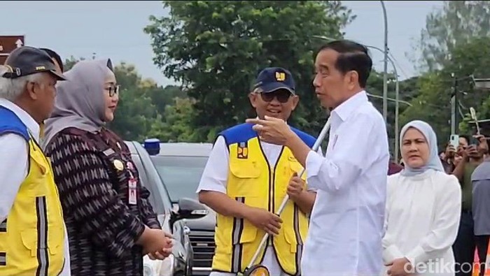 Presiden Joko Widodo (Jokowi) meninjau jalan Provinsi Solo Purwodadi, Selasa (23/1/2024).