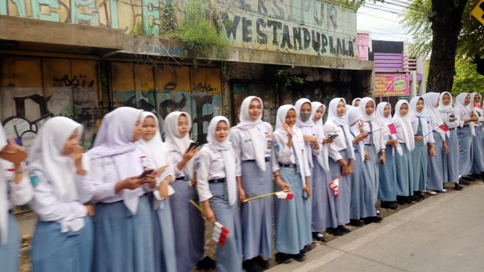 Ribuan siswa dari berbagai sekolah di Grobogan berjejer membentuk pagar betis menyambut kedatangan Presiden RI Joko Widodo (Jokowi) Selasa (23/1/2024).