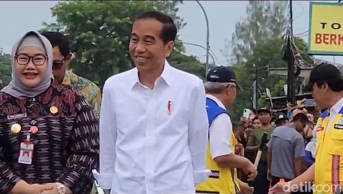 Presiden Joko Widodo (Jokowi) meninjau jalan Provinsi Solo Purwodadi, Selasa (23/1/2024).