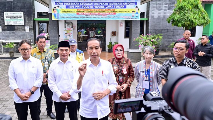 Jokowi meninjau Puskesmas Toroh 1, di Grobogan, Jawa Tengah.