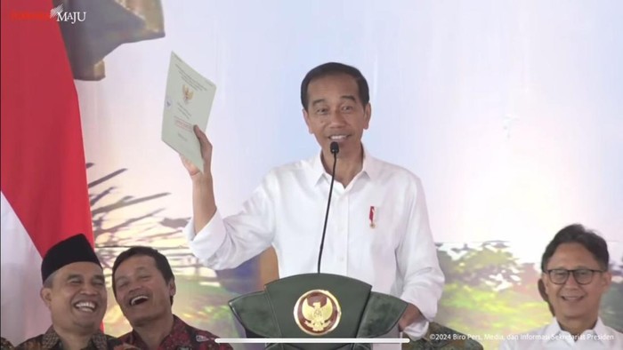 Jokowi saat bagikan sertifikat tanah di Grobogan, Jawa Tengah.