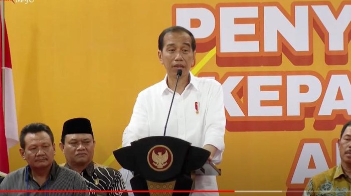 Jokowi saat menyerahkan bantuan ke petani gagal panen di Grobogan, Jawa Tengah.